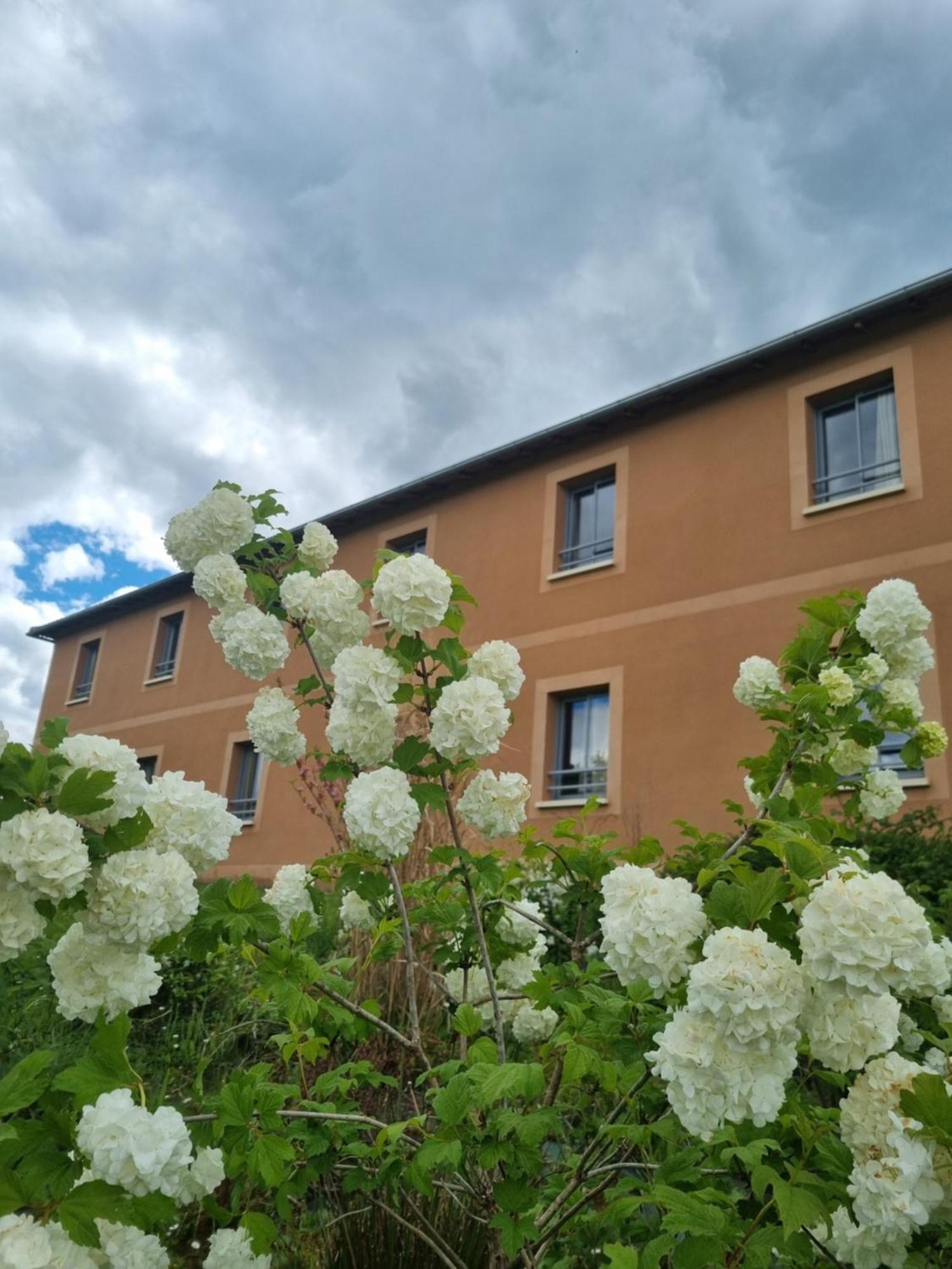 Hotel Au Périgord Noir Hautefort Esterno foto