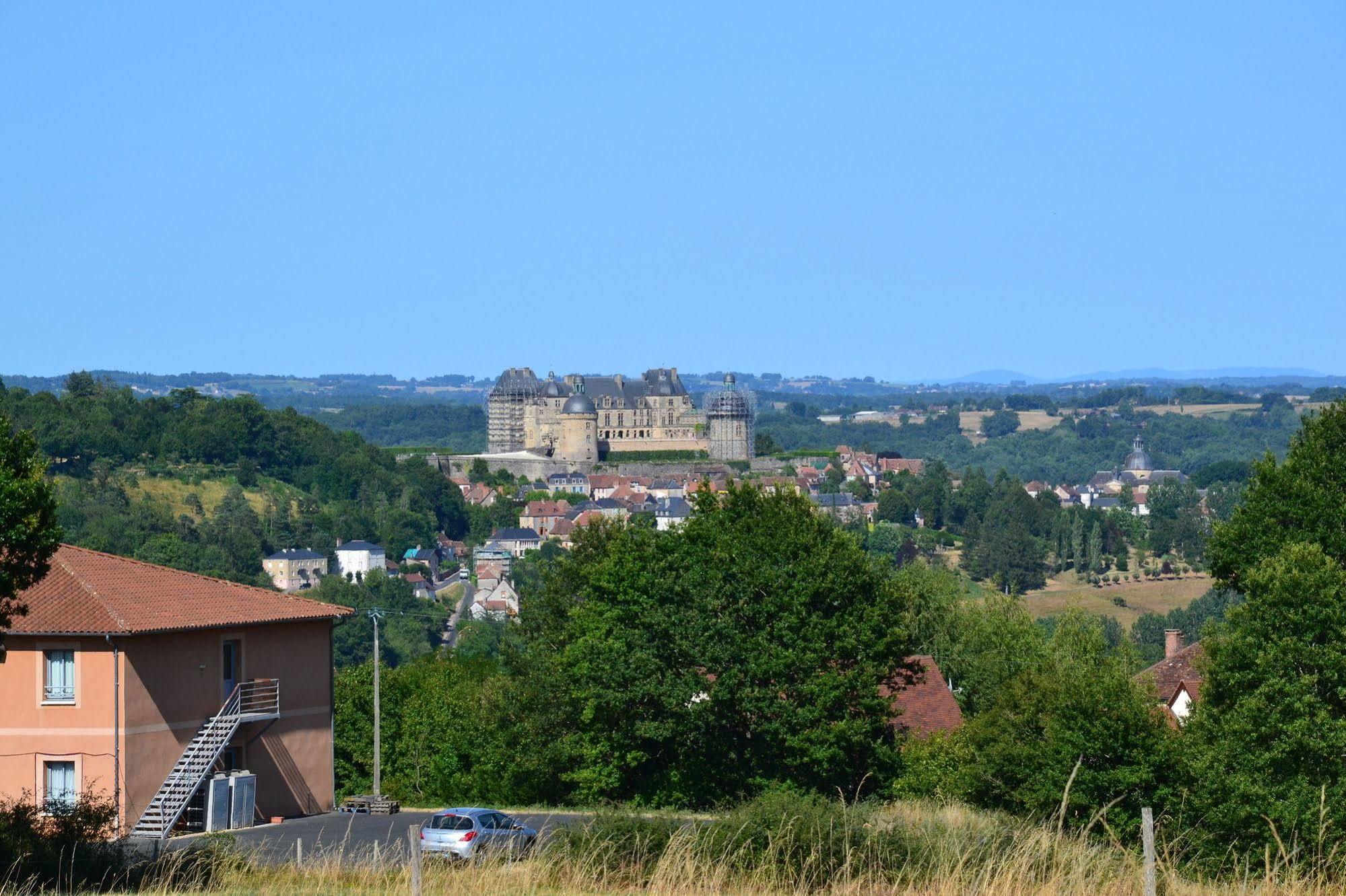 Hotel Au Périgord Noir Hautefort Esterno foto